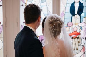 Hochzeitsfrisur-hochgesteckt-Haarschmuck